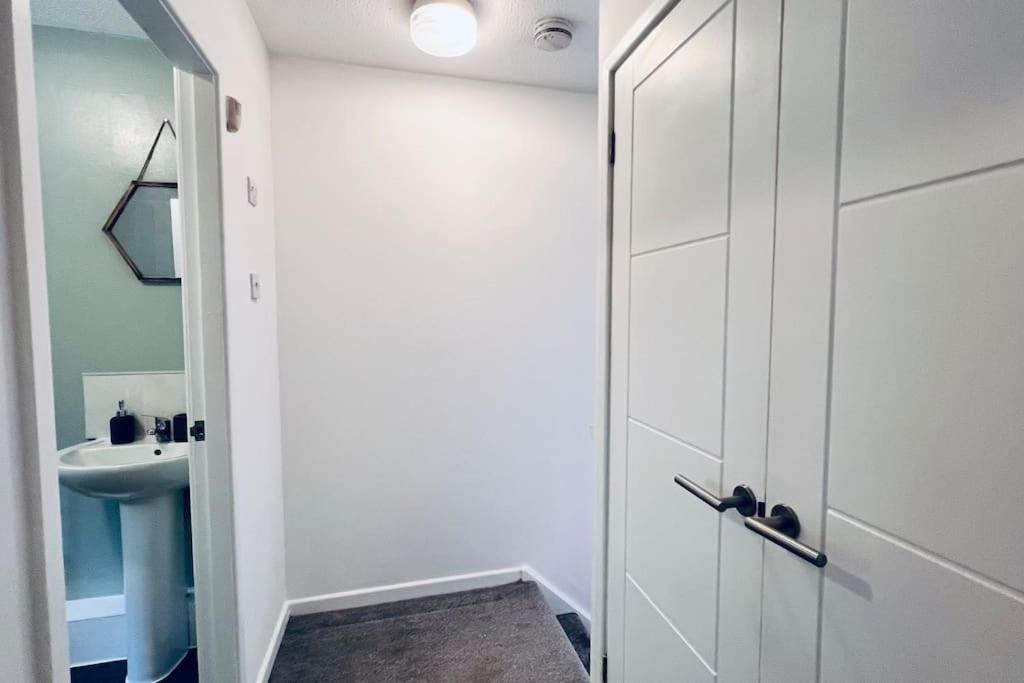 Urban Bliss Stylish Townhouse With Free Parking For A Convenient City Stay Liverpool Exterior foto
