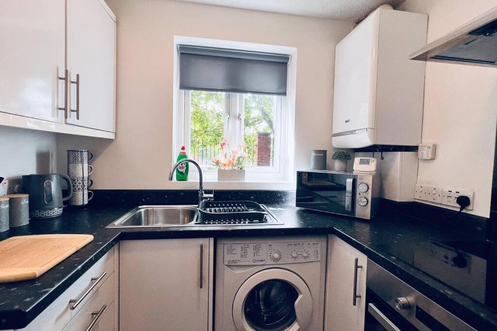 Urban Bliss Stylish Townhouse With Free Parking For A Convenient City Stay Liverpool Exterior foto